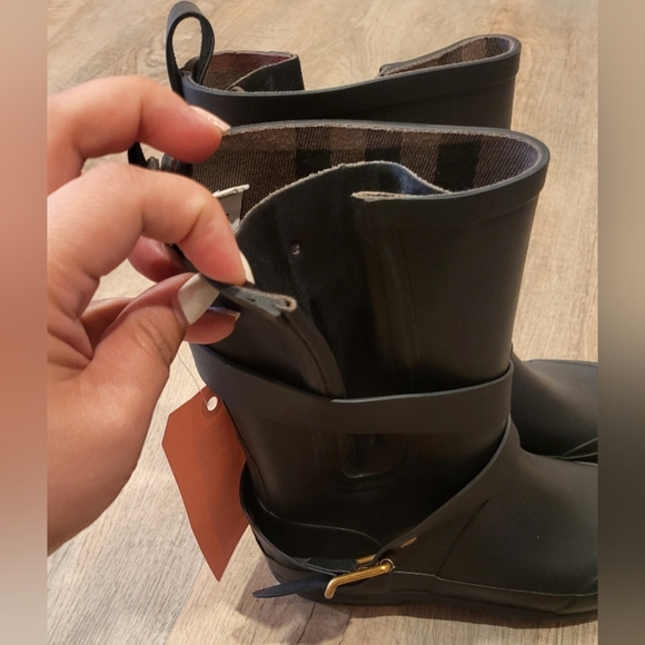 Burberry Black Leather Boots with Gold Buckle - Picture 4 of 9